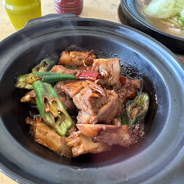 Dry and soup bak kut teh, traditional setting