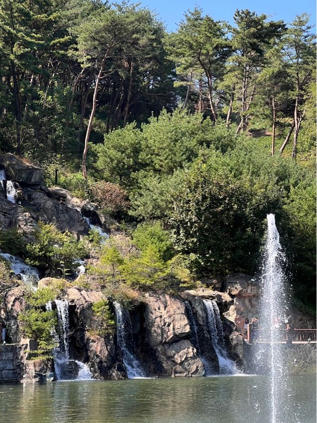 시원하게 떨어지는 폭포를 한눈에 담기🩵
