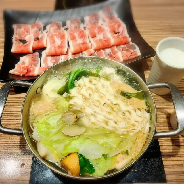 超美味食材新鮮澎湃，自助吧豐盛火鍋🍲