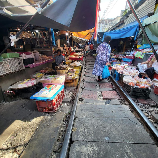 Unique Maeklong Railway Market 🇹🇭