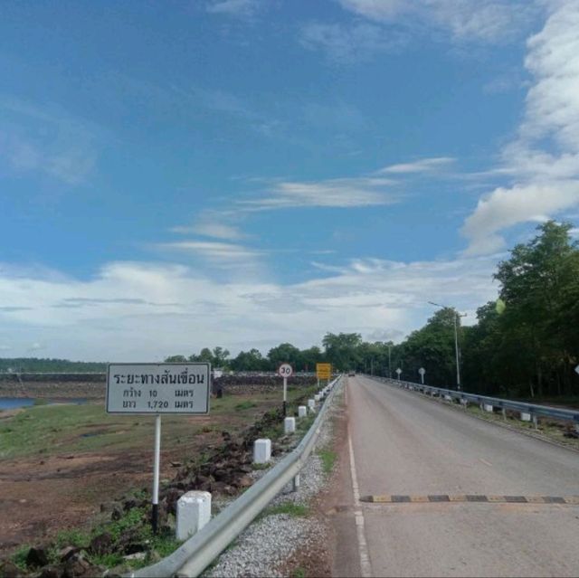 ที่เที่ยวเขื่อนน้ำพุง จ.สกลนคร เดินเล่นรับลมเย็นๆ