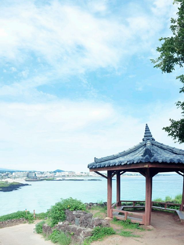 🏖에메랄드빛 해변과 ⛰초록빛 오름의 조화! 함덕해변