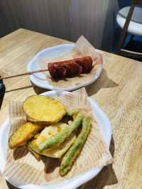 華強北商業區地下街食肆：湖南大香腸、豆腐肉絲飯、豬骨蓮藕湯，舒適寬敞