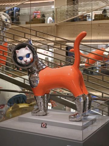 銀座】大迫力のアートがGINZA SIXの吹き抜けに🐈！！ | Trip.com 東京