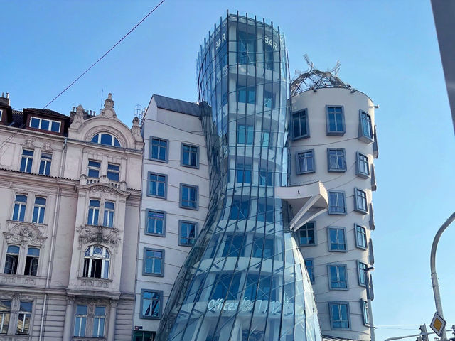 布拉格跳舞的房子（Dancing House)