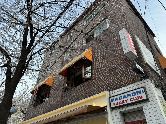 힙한 분위기, 재즈 노래 그리고 와인 완벽한 데이트 장소 