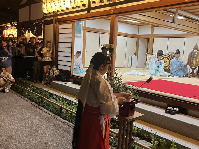 晴明祭前夕/ 宵宮祭！巫女潑灑熱水，人群尖叫🤣