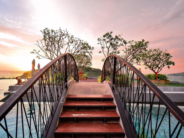 โรงแรมหรูบนเนินเขาวิวสระว่ายน้ำสุดปัง