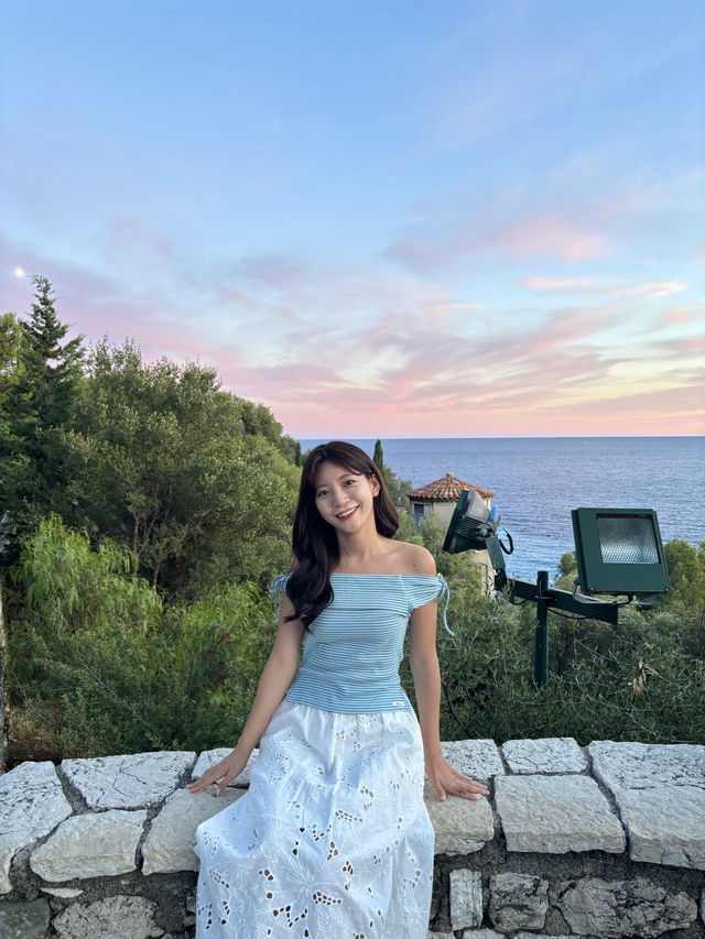 핑크빛으로 물든 니스 해변을 바라보기 완벽한 장소💕
