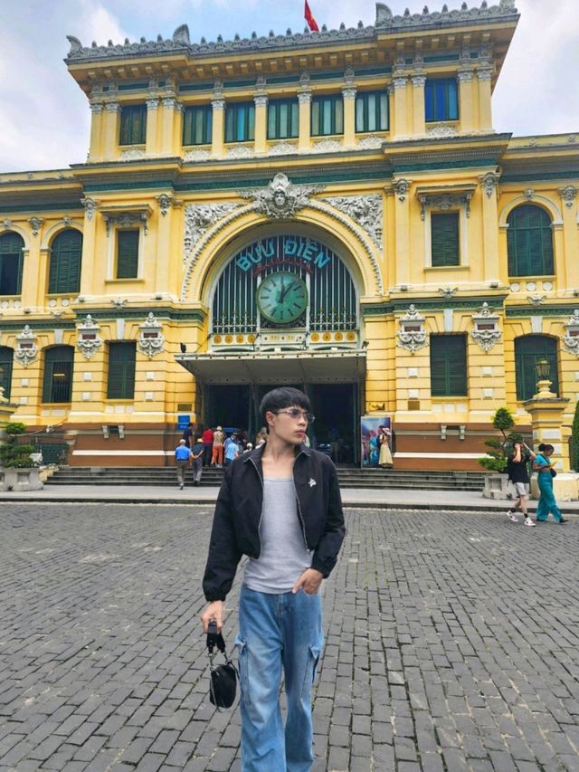 ไปรษณีย์สีเหลืองงที่โฮจิมิน