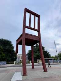 Symbol of Resilience: The Iconic Broken Chair in Geneva 🇨🇭