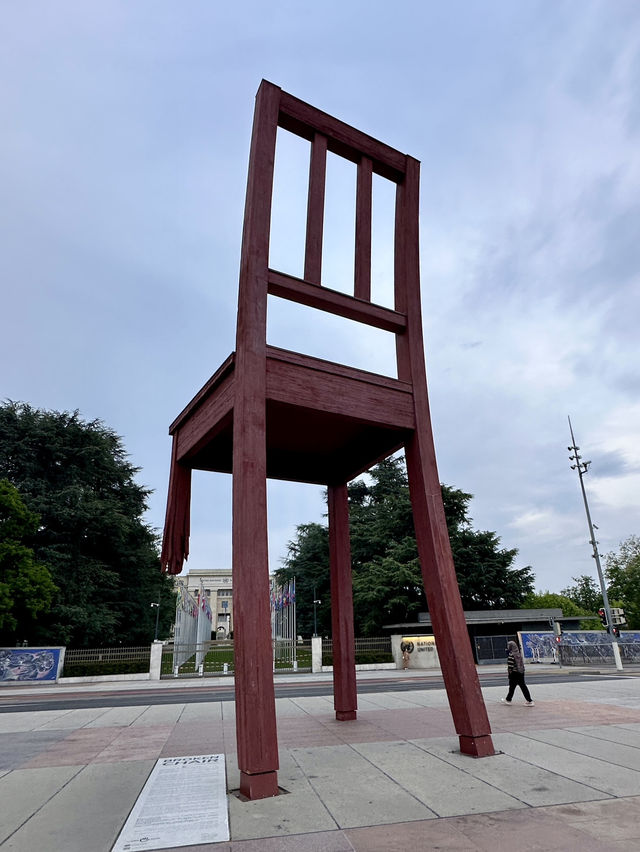 Symbol of Resilience: The Iconic Broken Chair in Geneva 🇨🇭