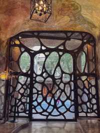 【あなたはどっち派？】建築好きへおすすめしたいガウディの代表作！