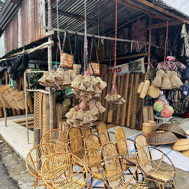 Handcrafted Wonders: Discovering Sarikei Market’s Traditional Treasures!
