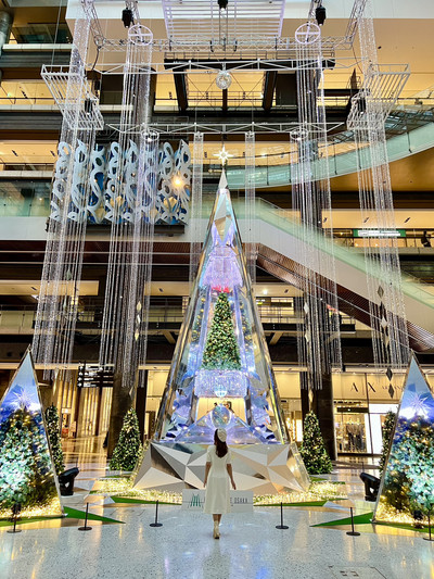 大阪 ❤︎まるで万華鏡🪞✨室内の巨大なクリスマスツリー