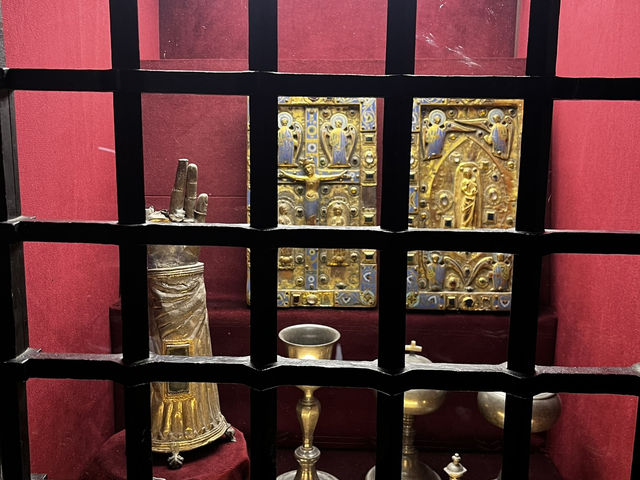 ⛪ サンネクテール教会：フランスの田舎で出会うロマネスク建築の宝石 ✨