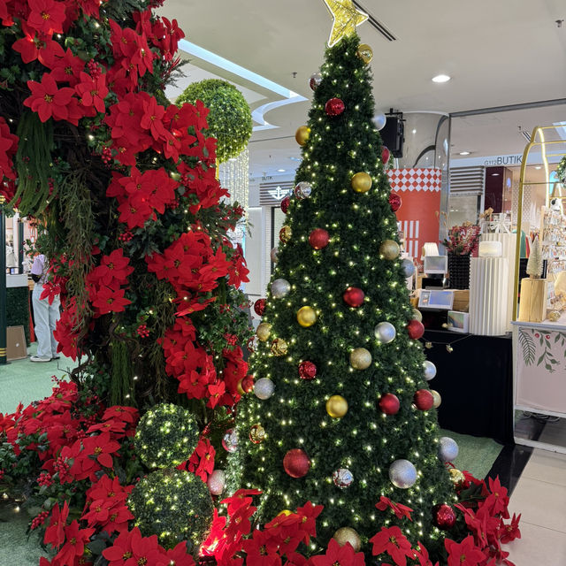 Twinkling Lights & Holiday Delights: 1 Utama’s Christmas Vibes