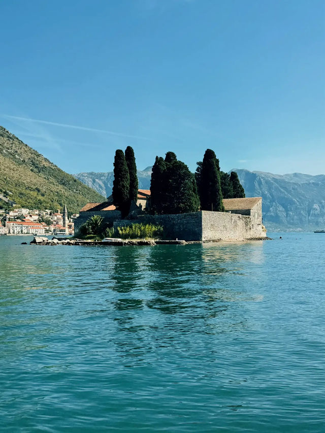 【絶景🇲🇪】アドリア海の宝石、岩礁の聖母⛪️
