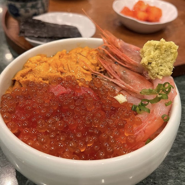 韓国🇰🇷いくら！ウニ！たっぷりのった最高の海鮮丼