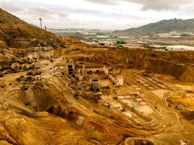 馬薩龍礦區 (Mazarrón Mines) 是徒步旅行、騎自行車、無人機和攝影的絕佳之地