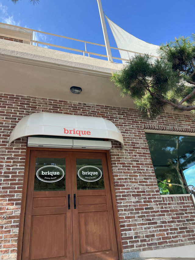 Brique Cafe สถานที่เดทริมแม่น้ำ