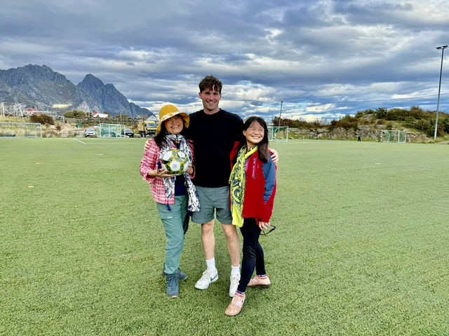去Henningsvær世界盡頭的足球場⚽️踢足球去