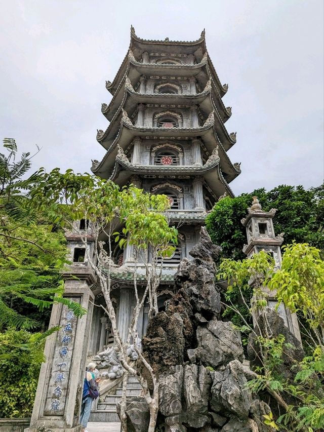 峴港五行山，石灰岩群峰溶洞與佛教勝地