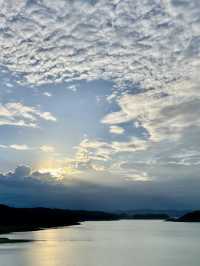 ปั่นจักรยานบนสันเขื่อนสิริกิติ์ 