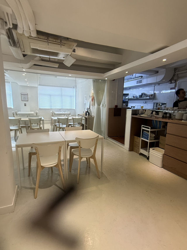 白色主題餐廳的驚喜，拉花品味，藝術嘅結合