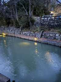《近江八幡的美景：中間河道的黃燈夜景》