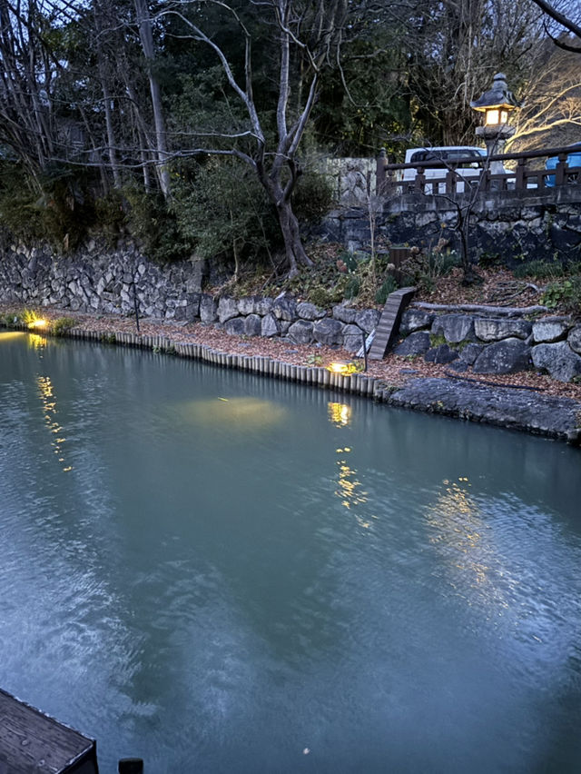 《近江八幡的美景：中間河道的黃燈夜景》