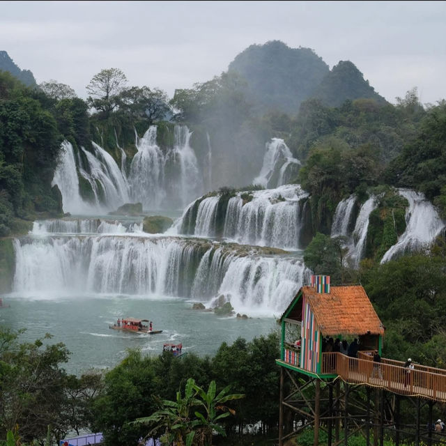น้ำตกเตียนข้ามชาติใหญ่ที่สุดในเอเชีย