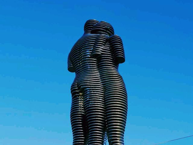 格魯吉亞巴統著名雕像景點：Ali & Nino Statue阿里和尼諾雕像，適合打卡拍照📸