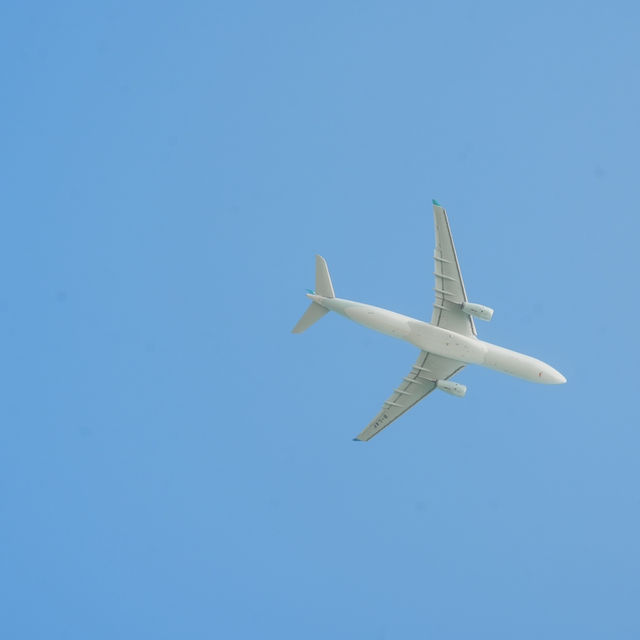 **✈️【香港秘境打卡】機場維修區日落＋飛機同框！360度無敵海景日系攝影攻略🌅** 