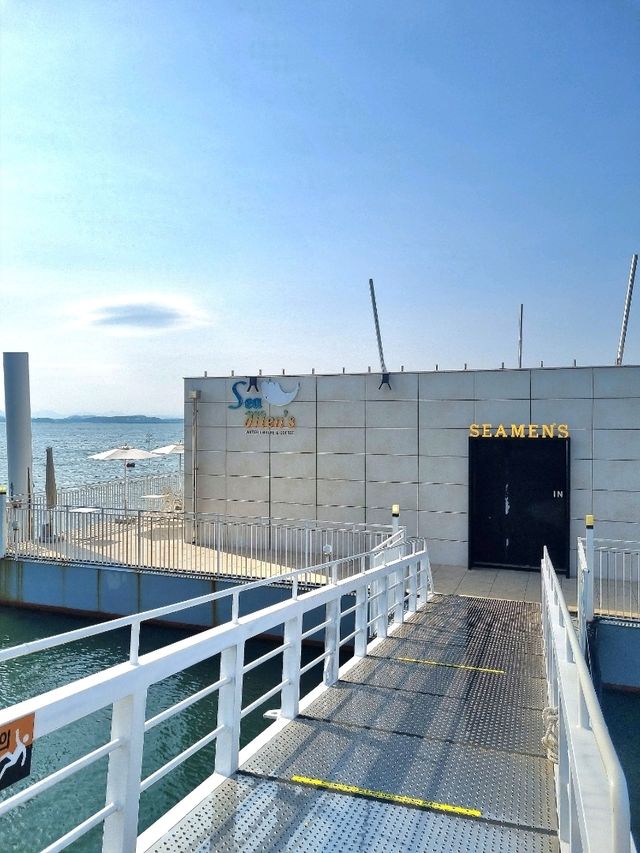 바다 위에 있는 아름다운 카페, 씨맨스!⛱️