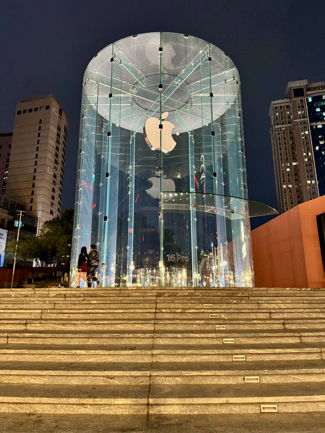 🍎 Tree or Tech? Where Are These Apple Stores?