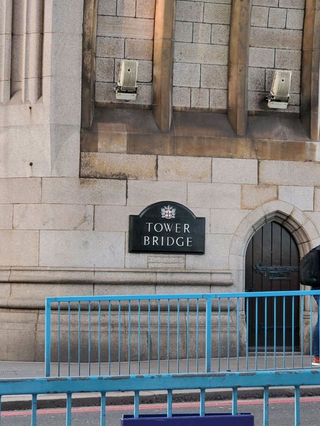 欣賞 倫敦塔橋 (Tower Bridge)🌉 好地方Costa Coffee☕️