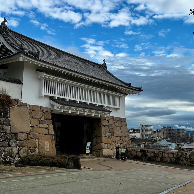  ### **🏯✨ Okayama Castle Weekend Escape: The "Crow Castle" & Garden Bliss