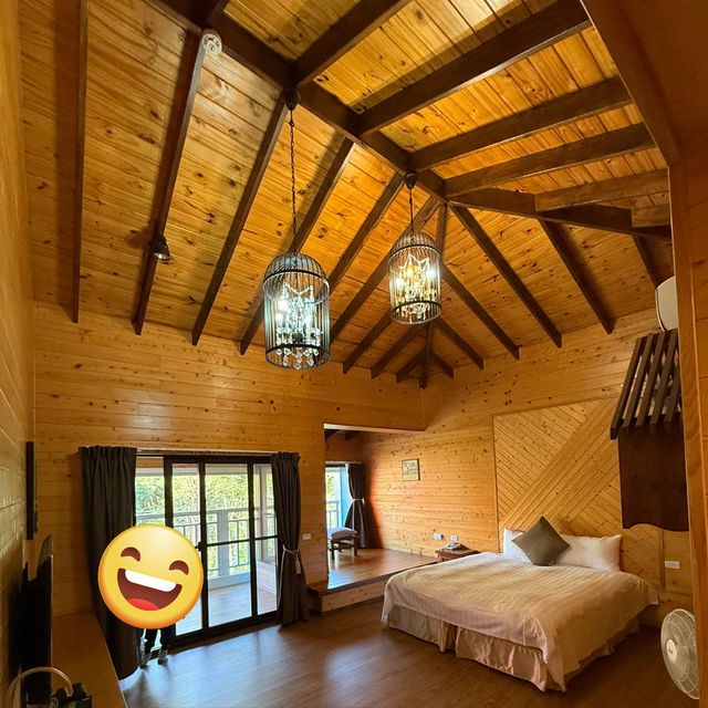 苗栗湖畔花時間🌼小木屋、泡湯一次享受😎