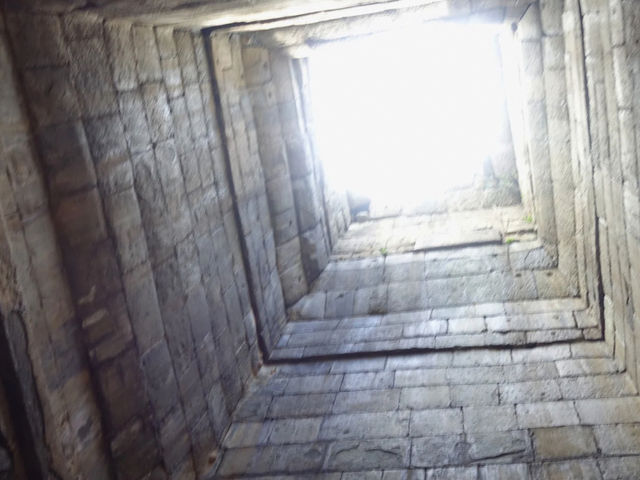 急階段の先に自然を一望｜タ・ケウ遺跡