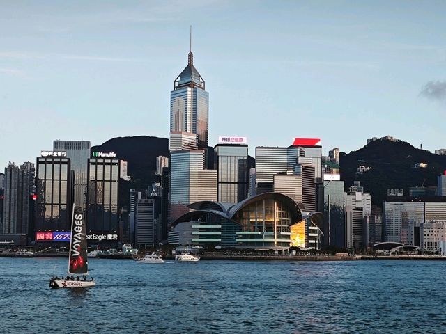 🌃✨ **香港浮世繪｜維港與廟街的魔幻對照記** 🏮🚢  
