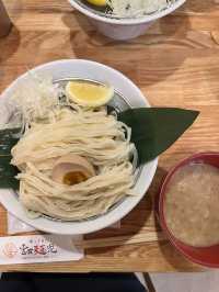 🍜大阪沾麵傳說｜心齋橋人氣名店「宮田麺児」的凹凹麵條魔法✨