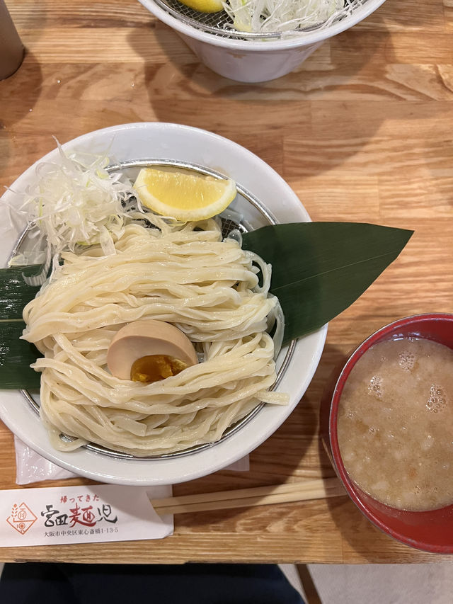 🍜大阪沾麵傳說｜心齋橋人氣名店「宮田麺児」的凹凹麵條魔法✨