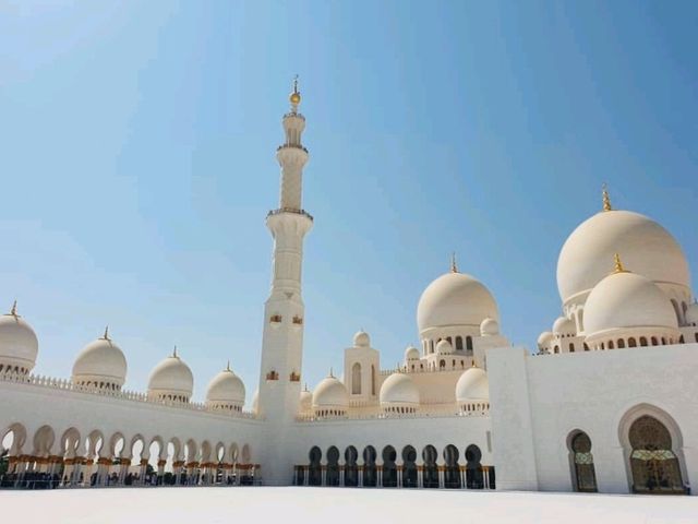 「シェイク・ザイード・グランド・モスク」—白亜の大理石が輝く幻想的なモスク