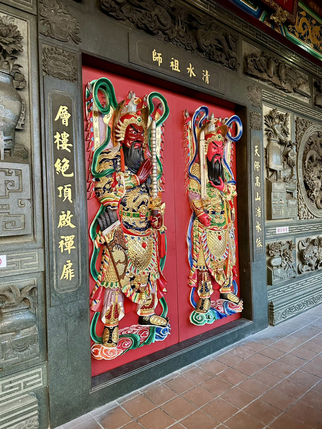 From Temple Tranquility to Mountain Glitz — Genting’s Hidden Contrast