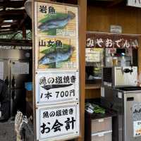 ร้านขายปลาย่าง Tsumikko ใกล้ Kegon Falls 🍡🐟