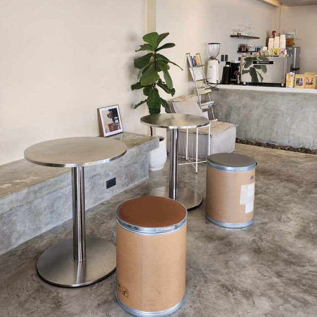 🕰️ Intersect.hdy  คาเฟ่มินิมอลเท่ ๆ ใจกลางคอหงส์ 