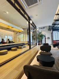 คาเฟ่ชิคๆ ในสนามแบด “Kuru Coffee House”