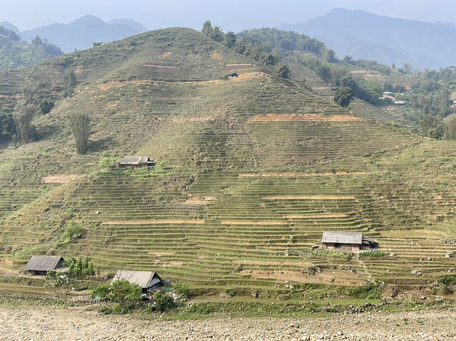 The village offers stunning valley views👍😎🥰👫