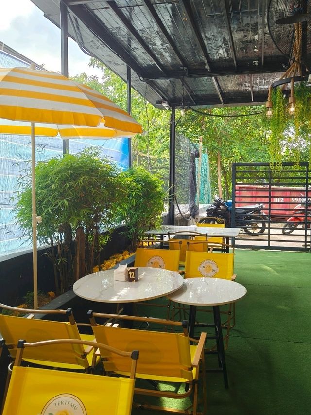 A Relaxing Afternoon at Desaru’s Sunny Yellow Café